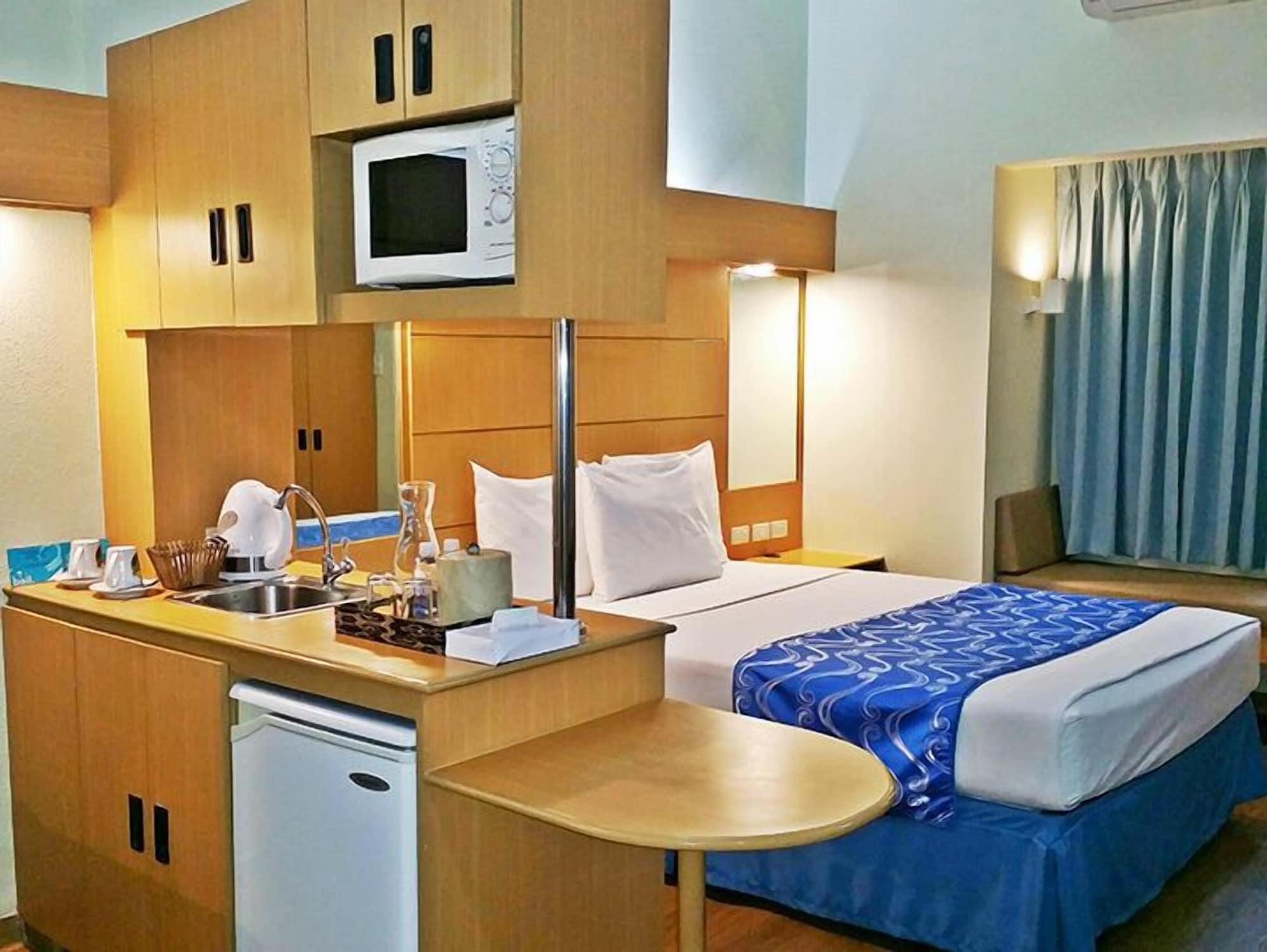 Microtel By Wyndham Davao Exterior photo