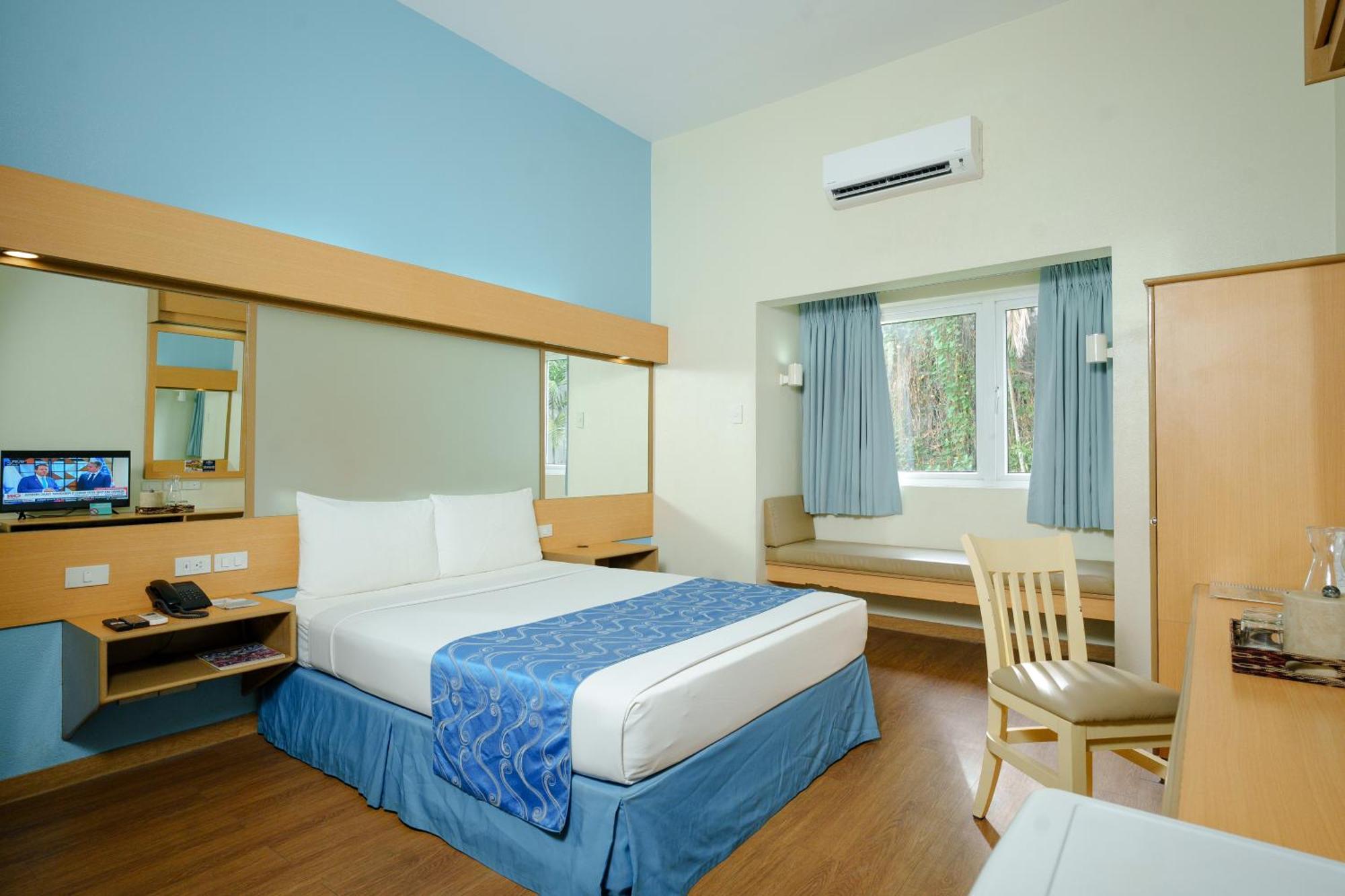 Microtel By Wyndham Davao Exterior photo