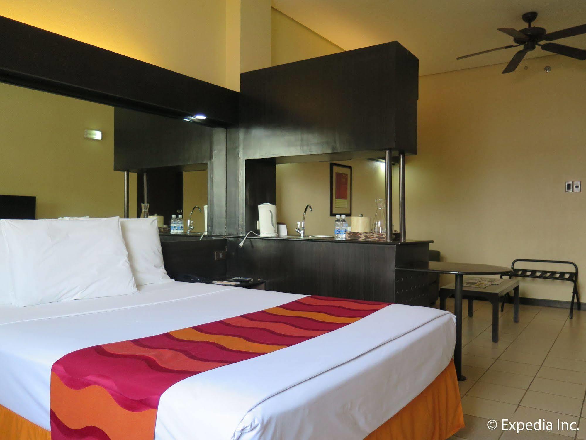Microtel By Wyndham Davao Exterior photo